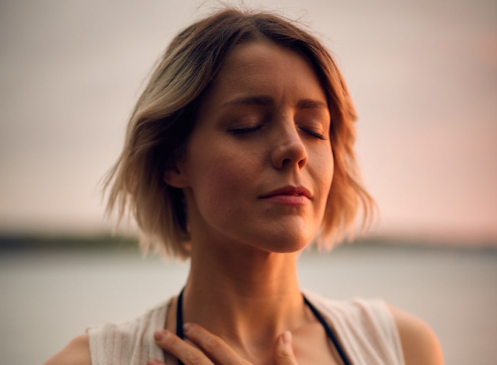 Femme sereine qui respire