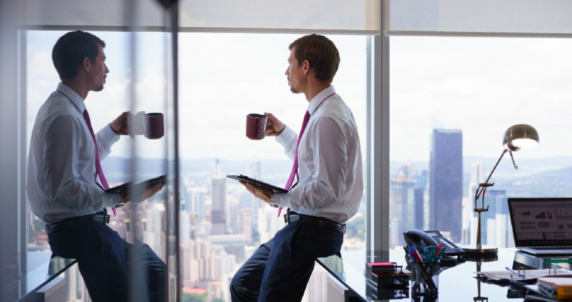 Homme avec son café au bureau